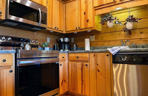 West Jefferson House | Rustic Log Cabin TH | Spacious King Suite | Views | Fire Pit | Walk Downtown WJ