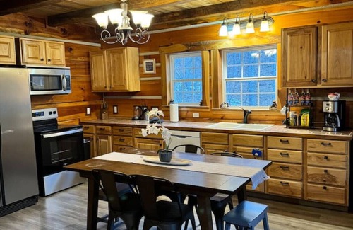 Mars Hill House | Rustic log Cabin w/Pond & Hot tub Tranquil Vibe