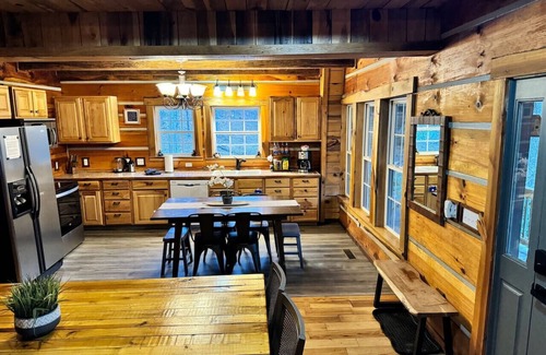 Mars Hill House | Rustic log Cabin w/Pond & Hot tub Tranquil Vibe