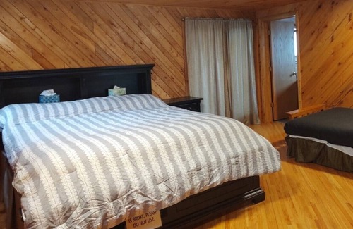 Finlayson House | Rustic Log Lodge Secluded acres with private lake & pond
