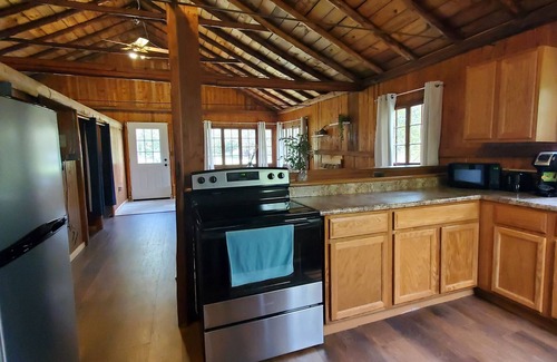 Applegate Cottage | Rustic + Luxurious 3 BR Cottage with Hot Tub and Sauna