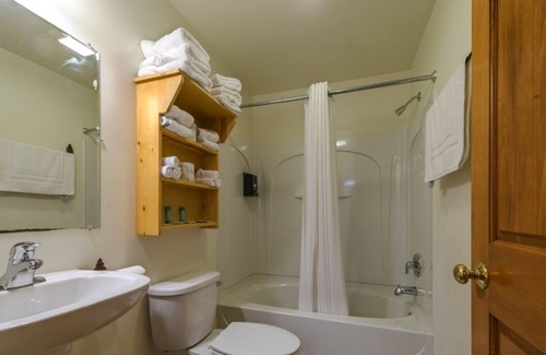 Warrens House | Rustic Luxury Getaway with On-Site Restaurant and Pool, Near Three Bears Resort