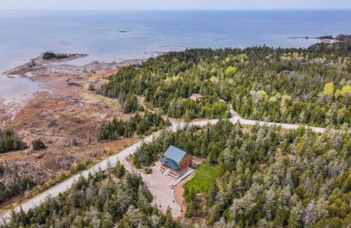 South Bruce Peninsula House | Rustic Luxury Saw N' Logzzz Cabin Getaway