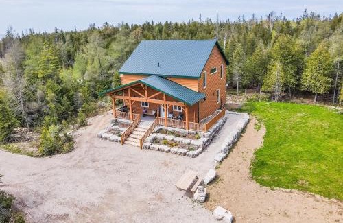 South Bruce Peninsula House | Rustic Luxury Saw N' Logzzz Cabin Getaway
