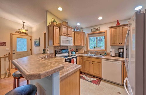 McCall Cabin | Rustic McCall Cabin w/Private Hot Tub & Deck!