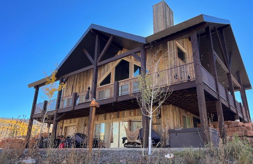 Timber Lakes Cabin | Rustic meets Modern Spacious Cabin in charming Heber City with AC, WiFi