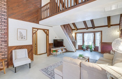 Middlebury House | Rustic Middlebury Retreat w/Yard & Fire Pit!
