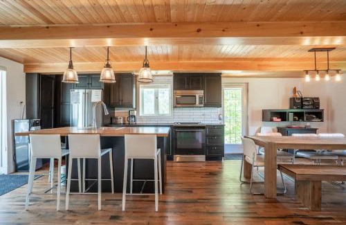 Mauricie Ski Chalet | Rustic & Modern Chalet 32 Acre of Land