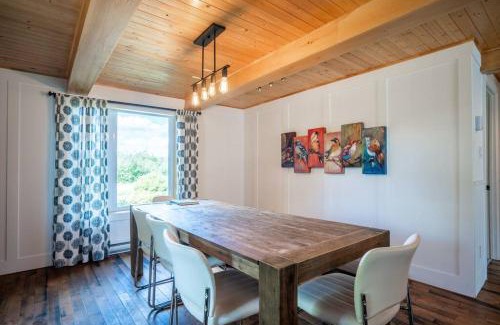 Mauricie Ski Chalet | Rustic & Modern Chalet 32 Acre of Land