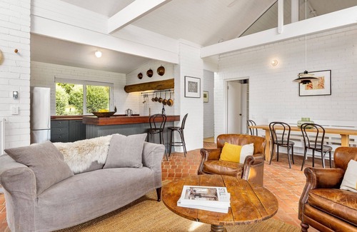 Flinders House | Rustic modern Flinders family retreat