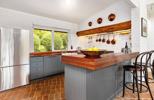 Flinders House | Rustic modern Flinders family retreat