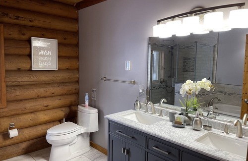 Huson Cabin | Rustic-Modern Log Cabin w/ Beautiful Mountain Views