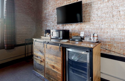 Silverton House | Rustic Modern Suite with Free WiFi, Kitchenette, & Views