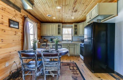 Mt Perry Cabin | Rustic Mount Perry Cabin Near Fishing Pond & Farm
