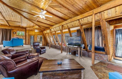 Baderville House | Rustic Mountain Chalet with Private Studio Minutes from Snowbowl