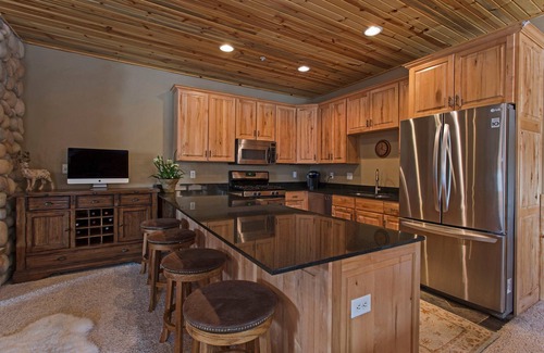 South Snyderville Basin Condo | Rustic Mountain Charm at The Canyons