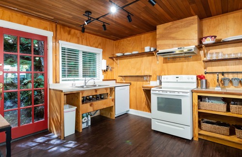 Glacier House | Rustic Mountain Hideaway ~Hot Tub, EV charger, wood stove, Pets welcome !