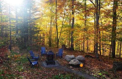 Les Pays-d'en-Haut Regional County Municipality House | Rustic nature retreat with Hot Tub