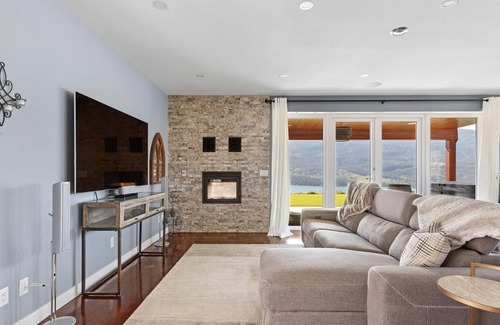 Vernon House | Rustic Oasis Lakeview with Hot Tub (Pet Friendly!)
