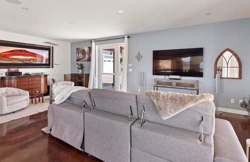 Vernon House | Rustic Oasis Lakeview with Hot Tub (Pet Friendly!)