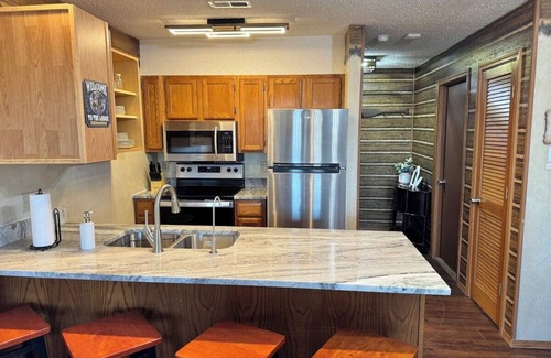Notch Estates Condo | Rustic Ozark Retreat (First Responder Owner)