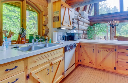 Greenbank Cabin | Rustic pond-front log cabin with fireplace & central AC