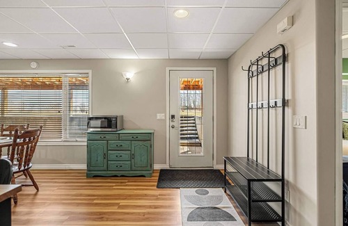 De Winton House | Rustic Ranch - 2 King Beds & Horse Trailer Prkg