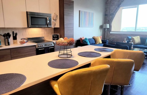 Downtown Dallas Apartment | Rustic Realm/2BR2Bath/KayBaileyCenter/Pool/GYM