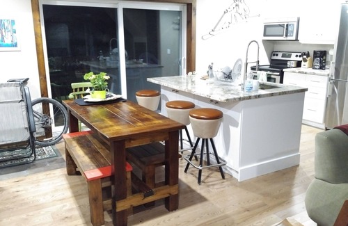 The Blue Mountains Ski Chalet | Rustic & Relaxing Chalet, Lots of Parking, Walk to Village.