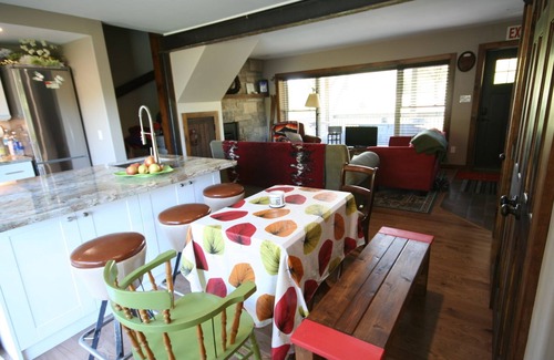 The Blue Mountains Ski Chalet | Rustic & Relaxing Chalet, Lots of Parking, Walk to Village.
