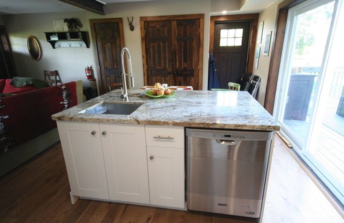 The Blue Mountains Ski Chalet | Rustic & Relaxing Chalet, Lots of Parking, Walk to Village.