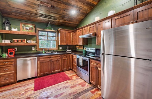 Talking Rock Cabin | Rustic Remote Romantic Log Cabin Getaway with Hot tub! 4 wheel drive recommended