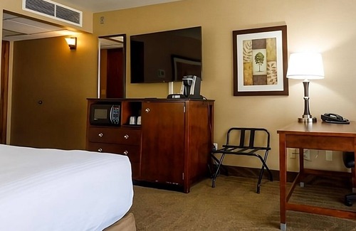 Elko Hotel | Rustic Retreat in the Heart of Elko! Outdoor Pool, Pets Allowed!