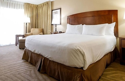 Elko Hotel | Rustic Retreat in the Heart of Elko! Outdoor Pool, Pets Allowed!