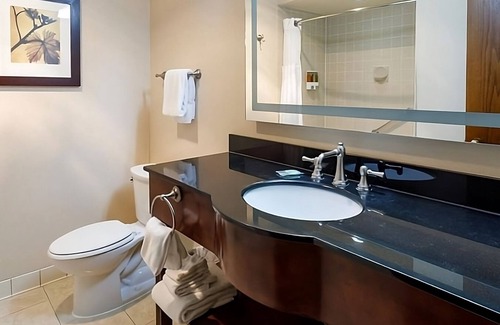 Elko Hotel | Rustic Retreat in the Heart of Elko! Outdoor Pool, Pets Allowed!