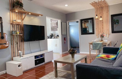 Santa Ana House | Rustic Retreat near Disney !nn