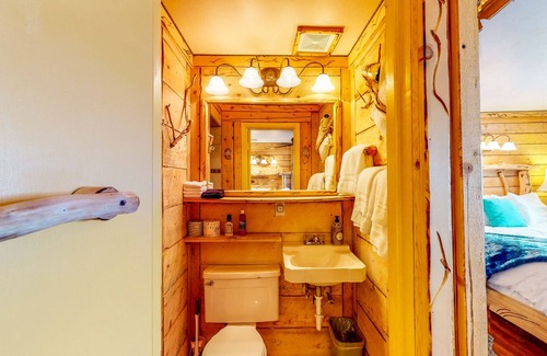 Cedaredge Cabin | Rustic retreat with stellar shared amenities