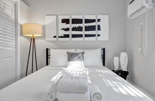 Poinciana Park Apartment | Rustic Retreats Cozy 1BR For 4 Guests Minutes From Las Olas