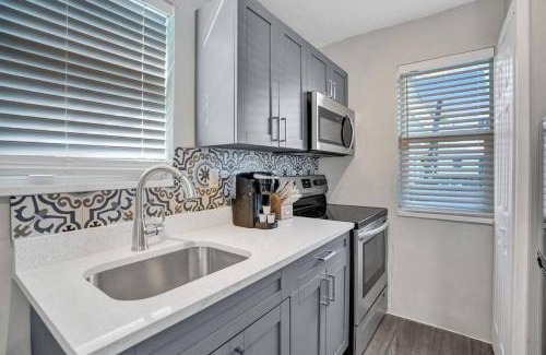 Poinciana Park Apartment | Rustic Retreats Cozy 1BR For 4 Guests Minutes From Las Olas