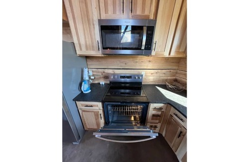 Lewistown Cabin | Rustic Silo Home, Huge Shower, Kitchen, Grill, Fire pit and Sunsets.
