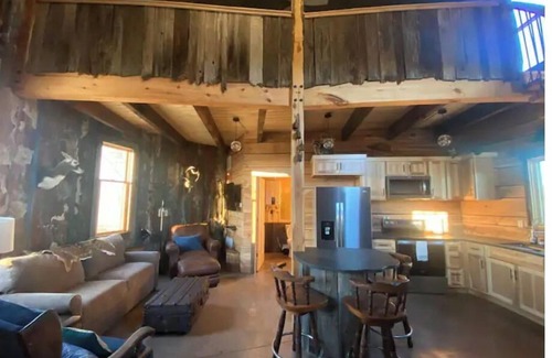 Lewistown Cabin | Rustic Silo Home, Huge Shower, Kitchen, Grill, Fire pit and Sunsets.