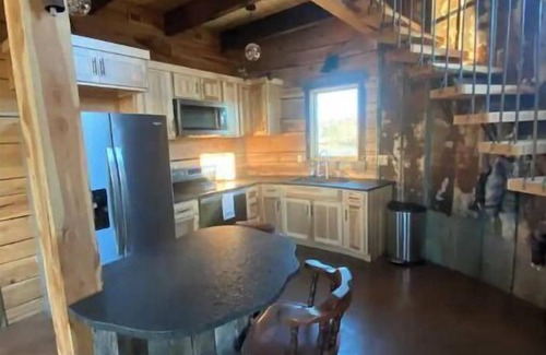 Lewistown Cabin | Rustic Silo Home, Huge Shower, Kitchen, Grill, Fire pit and Sunsets.