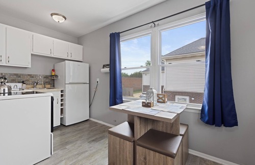 Aurora Apartment | Rustic Spacious Studio/Aurora area/Sleeps 2/Pet Friendly/FREE WI-FI & Parking