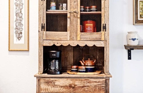 Central Oklahoma City Apartment | Rustic Studio Rain Shower 3min-asian Dist