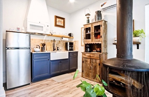 Central Oklahoma City Apartment | Rustic Studio Rain Shower 3min-asian Dist