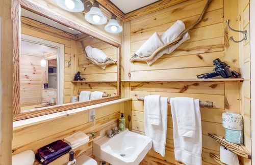 Cedaredge Cabin | Rustic studio with well-equipped kitchen