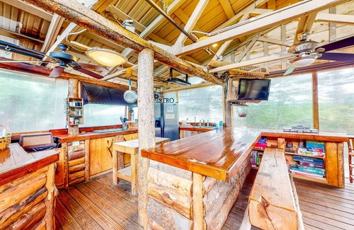 Cedaredge Cabin | Rustic studio with well-equipped kitchen