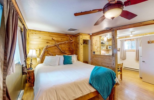 Cedaredge Cabin | Rustic studio with well-equipped kitchen
