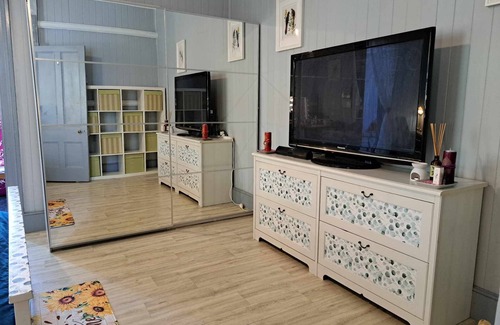 Mount Crosby House | Rustic Sunflower : A large Queensland style homestay. Family&Pets friendly.