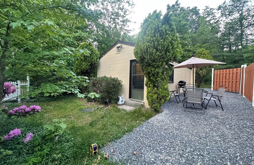 Berkeley Springs Cabin | Rustic Tabor Woods Cabin near Cacapon State Park w/Patio, Grill